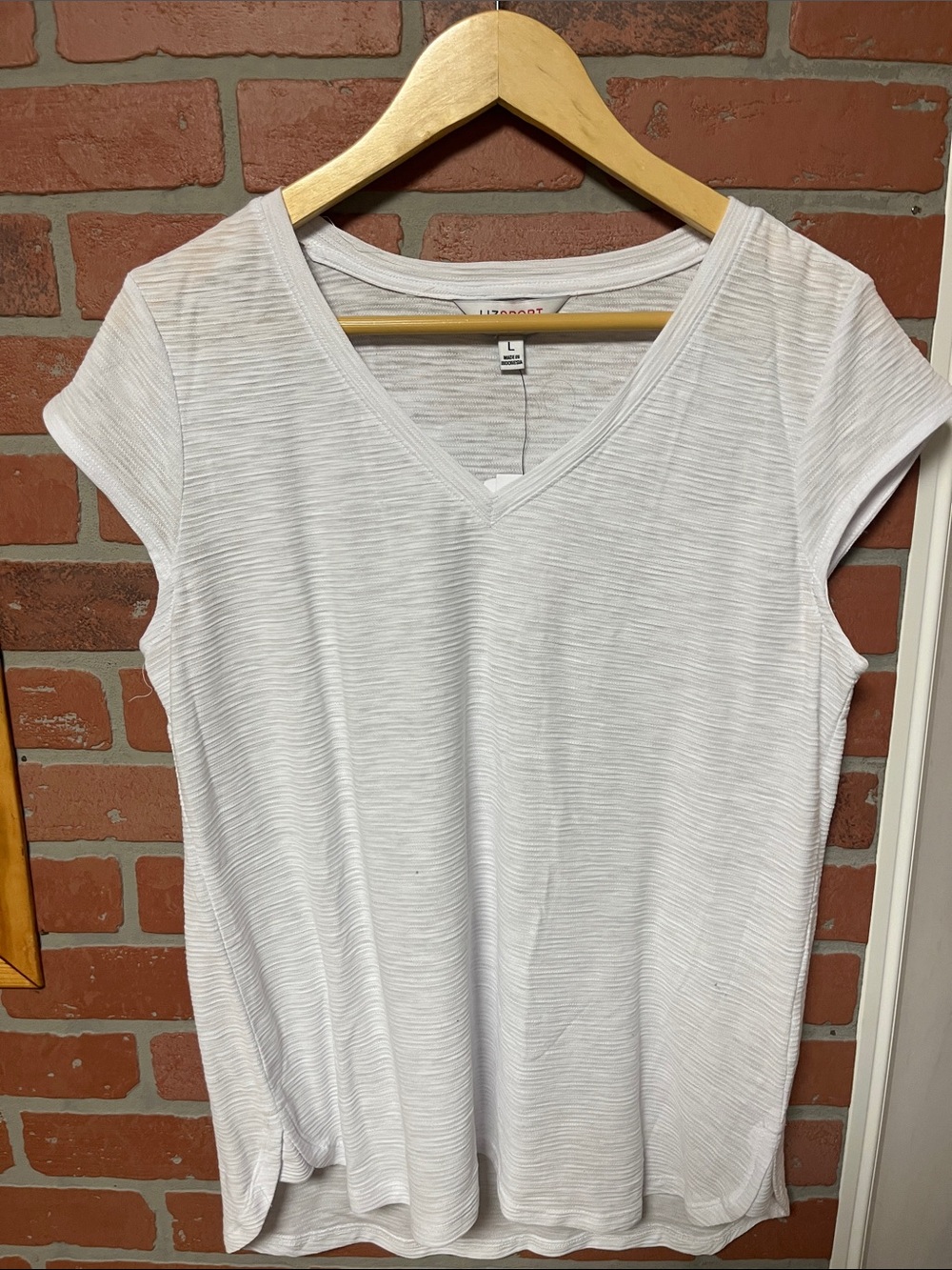 Liz Claiborne White V‑Neck Cap Sleeve Tank Top